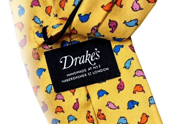 Cravatte uomo seta Drakes London fantasia pesci giallo